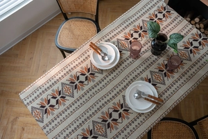 Gros plan détaillé d'une nappe bohème avec des motifs géométriques tissés en coton et lin