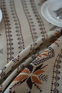 Détail du tissu de nappe jacquard avec fleurs bleues et texture de style bohème