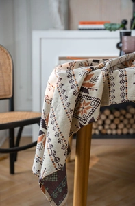 Gros plan détaillé du tissu jacquard épais avec motifs floraux bohèmes vintage