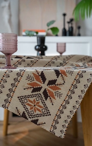 Gros plan d'une nappe jacquard épaisse aux motifs bohèmes et texture tissée fine