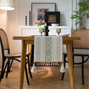 Runner da tavola boho con motivi geometrici verde salvia e nappe in cotone color crema