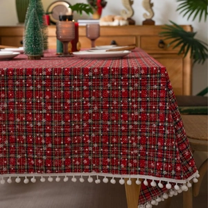 Klassiek rood en zwart kersttafelkleed met sneeuwvlokkenprint en pompon-franjes