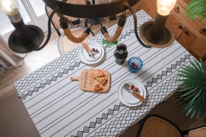 Détail de la nappe en lin bohème à imprimé géométrique noir et blanc avec décor