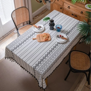 Nappe bohème en coton et lin à motif géométrique noir et blanc avec pompons noirs