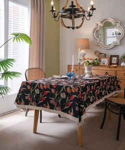 Detail der böhmischen Tulpen-Jacquard-Tischdecke mit eleganten weißen Quasten am Rand