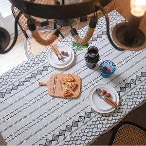 Nappe bohème en coton et lin avec motifs géométriques noirs pour tables rectangulaires