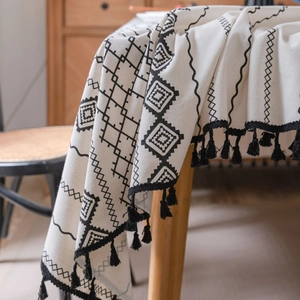 Nappe de style bohème en coton et lin avec motifs géométriques noirs et franges