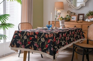 Detail der böhmischen Tulpen-Jacquard-Tischdecke mit eleganten cremefarbenen Quasten