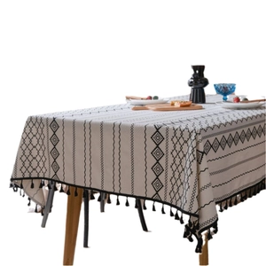 Nappe en lin bohème avec imprimés géométriques noirs et pompons pour salle à manger