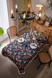 Detail der dunkelblauen floralen Tischdecke mit Tulpen-Jacquard und weißen Fransenquasten