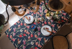 Detailaufnahme der dicken Jacquard-Tischdecke mit Tulpenmuster und Fransenverzierung