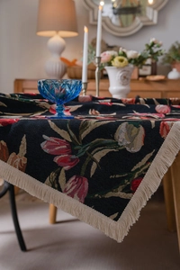 Detailansicht des Jacquard-Tischläufers mit rosa Tulpen und cremefarbenen Quasten auf Blau