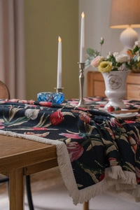 Nahaufnahme der böhmischen Jacquard-Tischdecke mit Blumenmuster und weißen Fransen