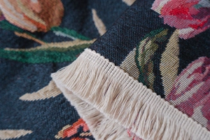 Nahaufnahme der böhmischen Jacquard-Tischdecke mit Tulpenmuster und weißen Quasten