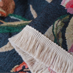 Böhmische Jacquard Tischdecke mit Blumenmuster und Fransen im Vintage Stil