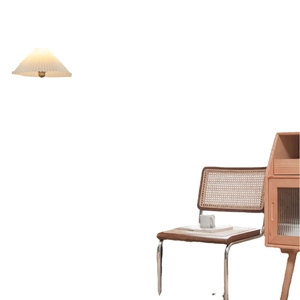 Nordisches Set mit Falten-Wandlampe, Rattan-Esszimmerstuhl und Holzschrank