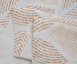 Détail du tissu en coton et lin avec imprimé géométrique jaune et coutures précises