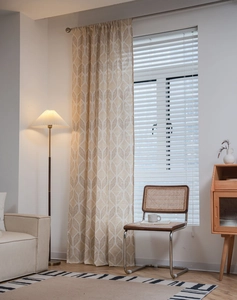 Détail du rideau à motif géométrique beige montrant la texture du tissu occultant