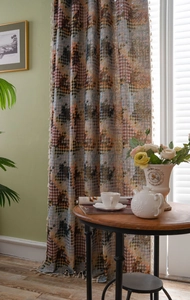 Detailweergave van de veelkleurige houndstooth gordijnstof met decoratieve witte franjes