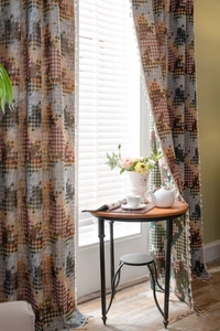 Gedetailleerde pied-de-poule jacquard stof met elegante crème kwastjes aan de gordijnrand