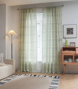 Détail de rideaux verts à motifs géométriques dans un salon au style moderne épuré