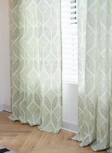 Détail du rideau semi-transparent avec motifs géométriques de losanges et feuilles