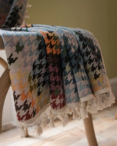 Macro detail van meerkleurige pied-de-poule jacquard stof met handgemaakte franjes