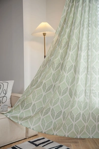 Détail du rideau à motif géométrique de feuilles vertes avec texture et drapé doux