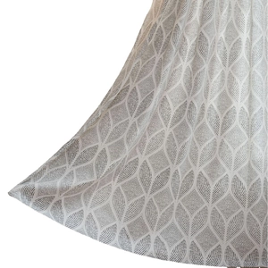 Rideau gris clair avec motif feuille géométrique et tissu texturé semi-ombrageant