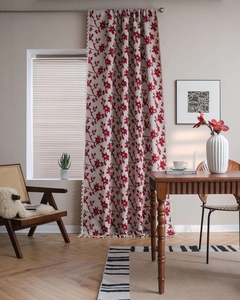 Dettaglio della tenda jacquard con motivi a foglia rossa e bordo con nappe in beige
