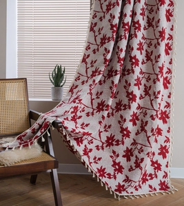Dettaglio della tenda jacquard rosa con foglie rosse e frange decorative bianche