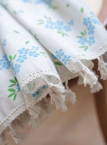 Gros plan du motif floral et des détails de glands sur un rideau en coton et lin