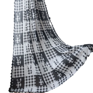 Tenda a scacchi bianca e nera con stampa a coniglio e nappe decorative