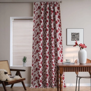 Eleganti tende color crema con motivi di rose rosse e nappe bianche per l'arredamento di casa