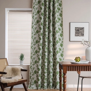 Tenda color crema in stile lino con motivi di viti verdi e frange di nappe eleganti