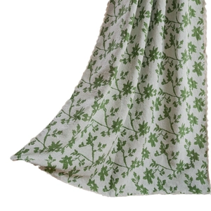 Tenda da cucina bianca con motivo a foglie verdi e jacquard rosa per finestre