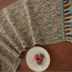 Nordic jacquard table runner with vintage floral patterns and dual-tone decorative tassels