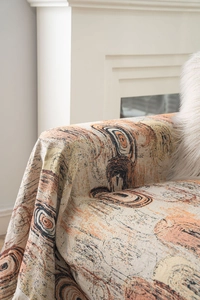 Détail de jeté de canapé jacquard avec texture bois abstraite et bords à franges