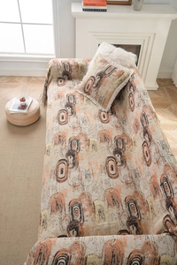 Gros plan sur la housse de canapé jacquard géométrique avec franges et taies assorties