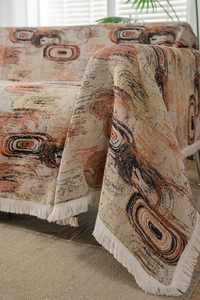 Vue détaillée du jeté de canapé jacquard bohème avec pompons et motifs géométriques