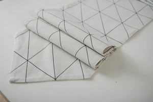 Detailaufnahme des modernen geometrischen Dreieckmusters auf Tischläufer aus Segeltuch