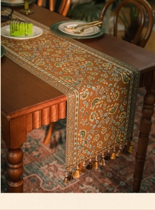 Λεπτομέρεια από το τραπεζομάντιλο jacquard με φλοράλ σχέδια και διακοσμητικές φούντες
