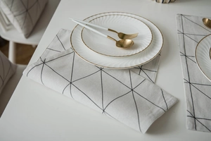 Detail des minimalistischen Tischläufers mit schwarz-weißem geometrischem Muster und Textur