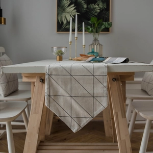 Moderner geometrischer Tischläufer mit schwarzen Linien auf beigem Baumwollleinen-Stoff