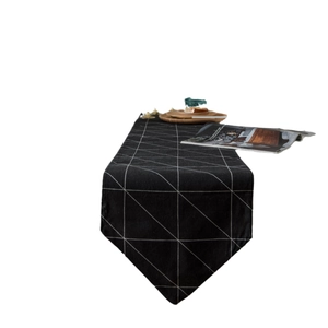 Moderner schwarzer Tischläufer mit weißen geometrischen Mustern und spitzen Enden