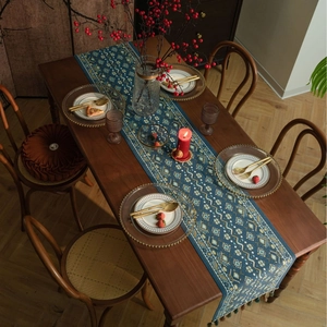 Blauwe tafelloper met geometrische jacquardpatronen en kwastjes voor decoratie