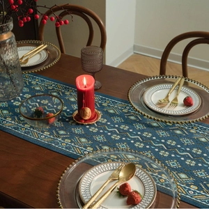 Blauwe tafelloper met geometrisch jacquardpatroon voor decoratie van Amerikaanse eettafels