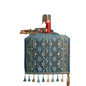 Blauwe geometrische jacquard tafelloper met boho patronen en decoratieve kwastjes