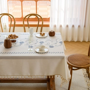 Tovaglia rettangolare in lino con ricamo floreale blu e nappine per tavola da pranzo moderna
