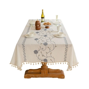 Tovaglia rettangolare in cotone e lino con ricamo floreale blu e bordi con nappine